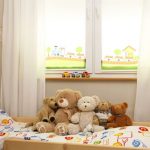 Peluches dans la crèche