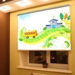 Store enrouleur avec impression photo sur la fenêtre de la chambre des enfants