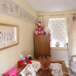 Rideaux beige clair sur la fenêtre de la chambre d'enfant