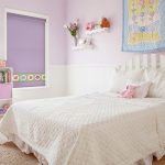 Literie blanche sur le lit dans la pépinière