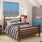 Chambre d'enfant pour un garçon dans le grenier d'une maison privée