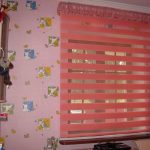 Rayures roses sur les rideaux la nuit