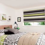 Rideaux à rayures dans la chambre des ados