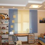 Rideaux translucides sur la fenêtre de la chambre d'enfant