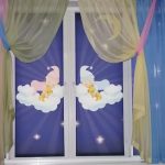 Rideaux avec une impression de photo dans la chambre du garçon d'âge préscolaire