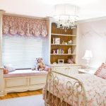 Lambrequin à la fenêtre de la chambre pour une fille