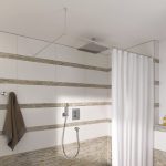 Cornice a forma di L da un tubo fissato al soffitto