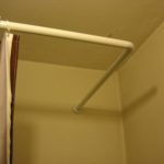 Cornice in plastica a forma di L nel bagno