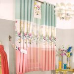 Rideaux tricolores sur la fenêtre de la chambre des enfants