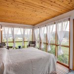 Rideaux transparents sur les fenêtres de la terrasse