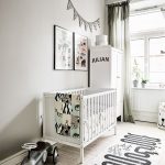 Lit bébé pour un nouveau-né dans une chambre blanche