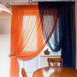 La combinaison de rideaux de différentes couleurs sur la fenêtre du salon