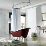 Rideau sur corniche tubulaire dans la salle de bain