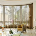 Corniche flexible pour fenêtre semi-circulaire dans le salon