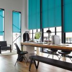 Rideaux bleus pour les grandes fenêtres du bureau