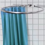Gronda per un bagno sotto forma di un cerchio aperto