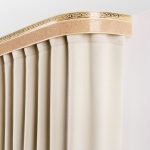 Rideau beige sur corniche en plastique