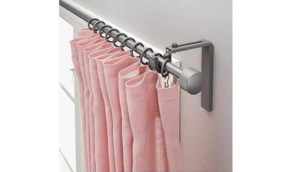 Eaves sur des supports au mur