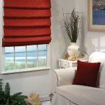 Cortinas en cascada para una pequeña ventana en la sala de estar.