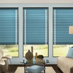 Cascadas de cortinas azules con rayas blancas.