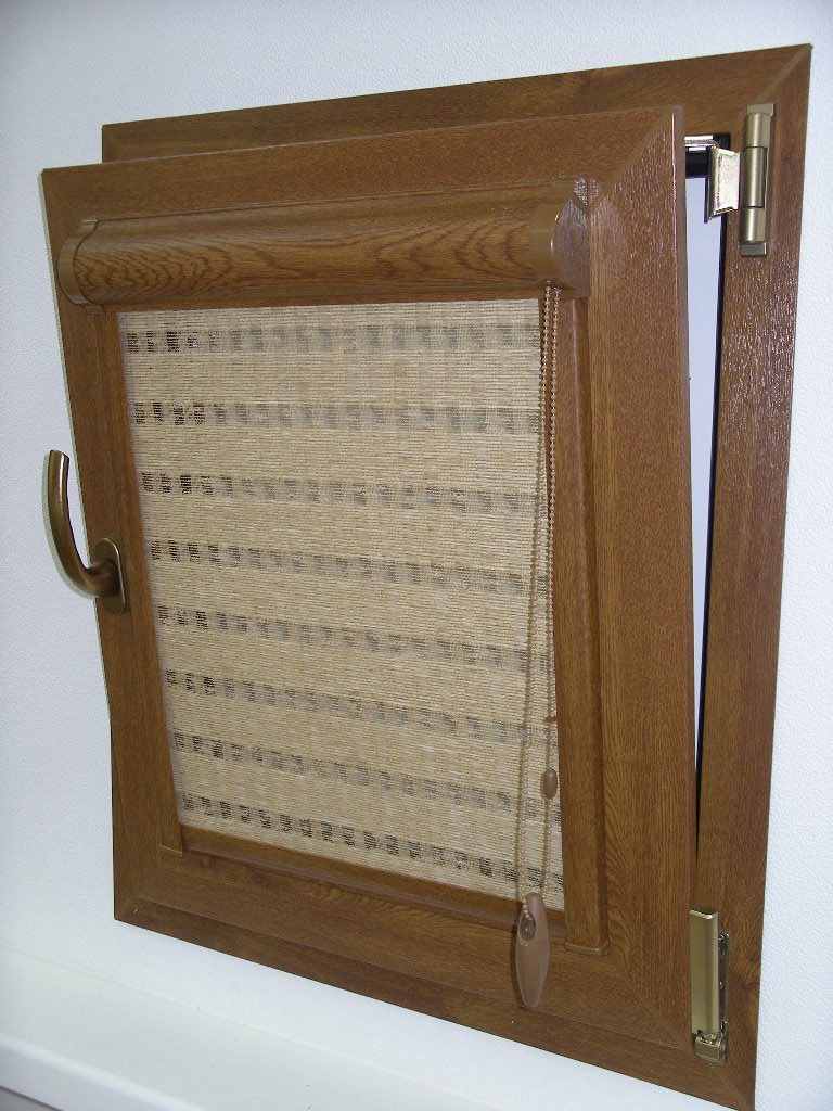 Mini rideau roulé fermé sur la fenêtre