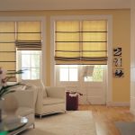 Clásicas cortinas romanas amarillas para sala de estar luminosa.