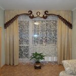Lambrequin beige combiné avec des boucles brunes
