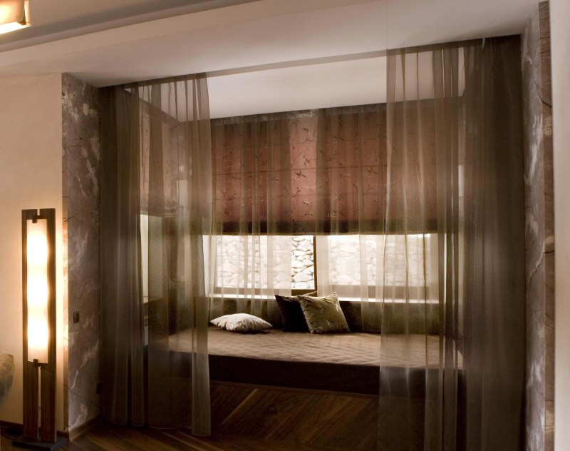 Brown-Organza-Vorhang im Erkerfenster eines Privathauses