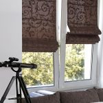 Cortinas estampadas romanas marrones para la sala de estar.