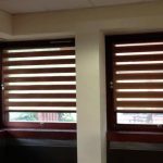 Rideaux marrons Zebra pour une fenêtre d'angle