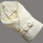 Belle couverture sur la fourrure pour le bébé d'hiver