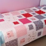 Belle couverture couverture dans une chambre de la fille