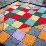 Beau couvre-lit de carrés et de triangles avec un motif en forme de coeur