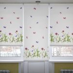 Belles fleurs avec des fleurs et des papillons mignons
