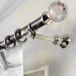Hermosa cornisa tubular decorada con piedras.