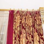 Hermosa cornisa dorada con barra acanalada y exclusivos soportes y puntas.