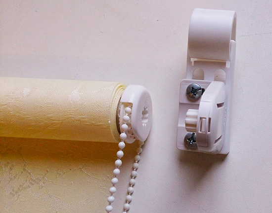 Un exemple de fixation de volets roulants sur le mur avec des vis