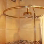 Cornice dorata rotonda con soffione