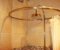 Cornice dorata rotonda con soffione