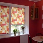 Stores de cuisine aux couleurs jaune-rouge