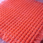 Plaid carré de pompons pour enfant