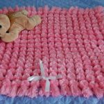 Plaid carré rose à pompons