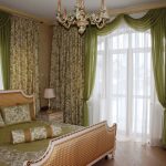 Lambrequin sur les fenêtres de tissu vert aéré