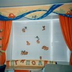 Lambrequin avec une voiture pour la chambre des enfants