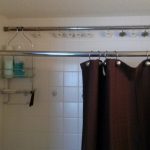 Bastone per tende in metallo per il bagno, inserito nel distanziale