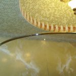 Unregelmäßige Metallvorhangstange mit Mosaikbadezimmer