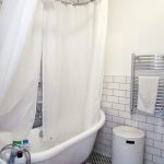 Grondaia metallica di forma ovale per tenda in bagno