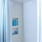 Ringhiera metallica per tende nel bagno