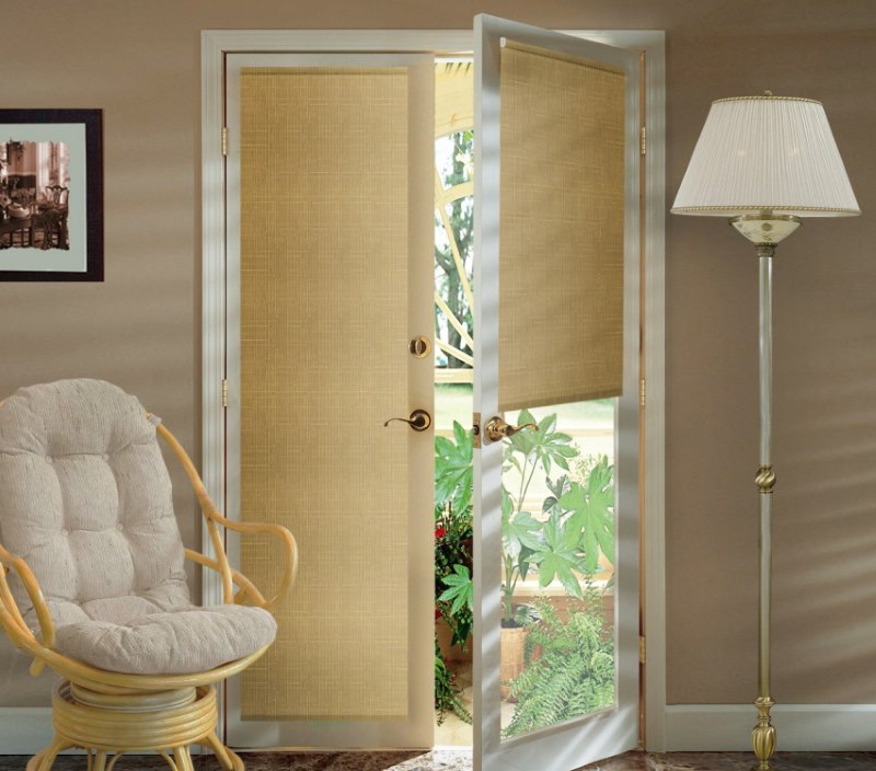 Portes de balcon avec mini-rouleaux turcs beiges