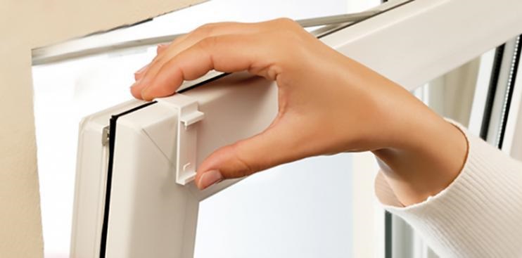 Instalando o suporte de persiana na aba da janela de PVC